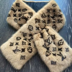 Excellent condition Authenic Louis Vuitton 100% mink scarf with 100% silk lining
